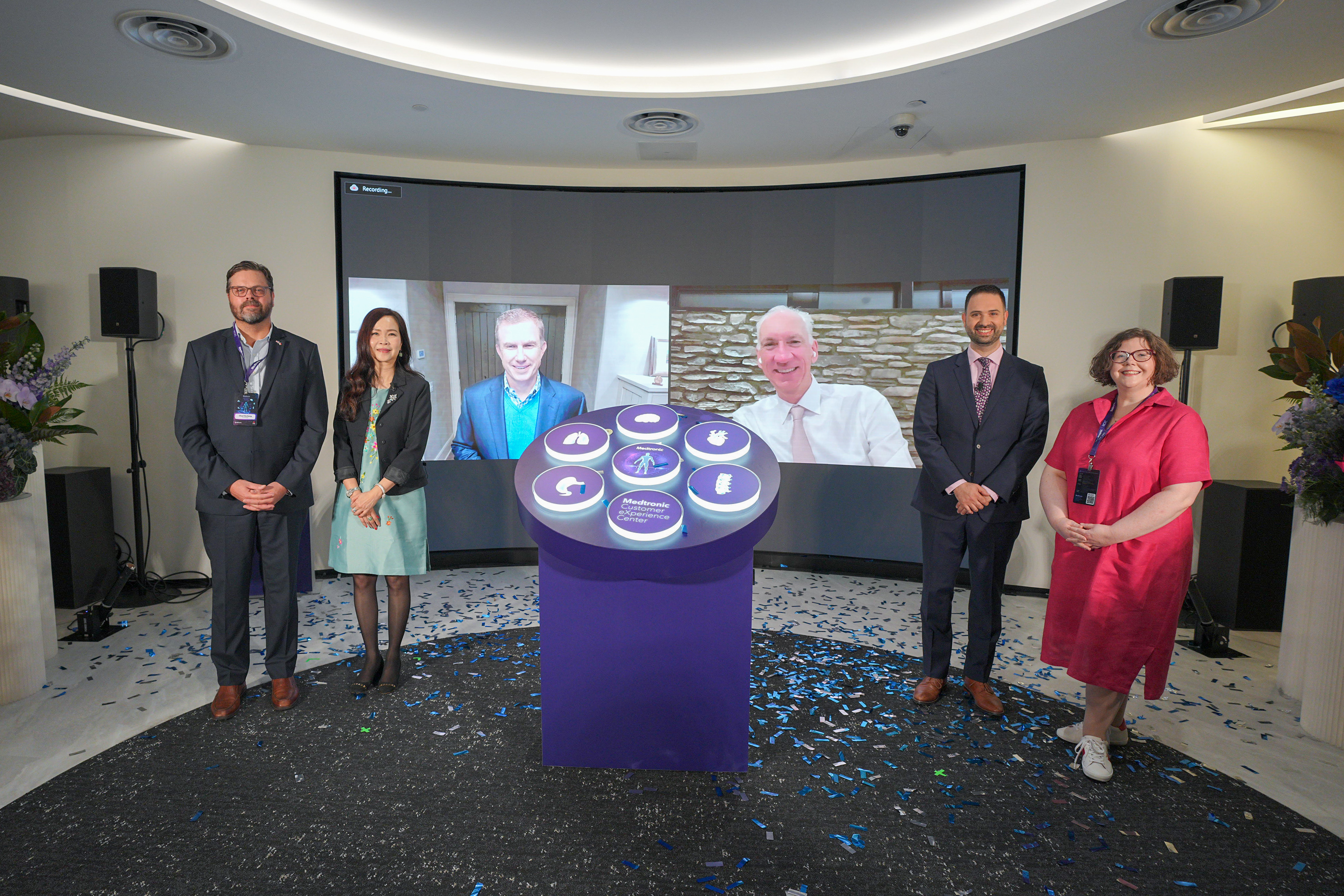 (From left) Mr Chad Norberg, US Embassy Economic Unit Head, Ms Diana Tang, Vice President, Global Commercial Operations and Customer Experience, Medtronic, (Onscreen, Left) Mr Geoff Martha, Chairman and CEO of Medtronic, (Onscreen, Right) Mr Rob ten Hoedt, Executive Vice President & President for Global Regions, Medtronic, Mr Lavie Golenberg, Director and Head of Medtronic Customer eXperience Center (MCXC) and Her Excellency, Sarah McGrath, Ambassador of Ireland to Singapore.