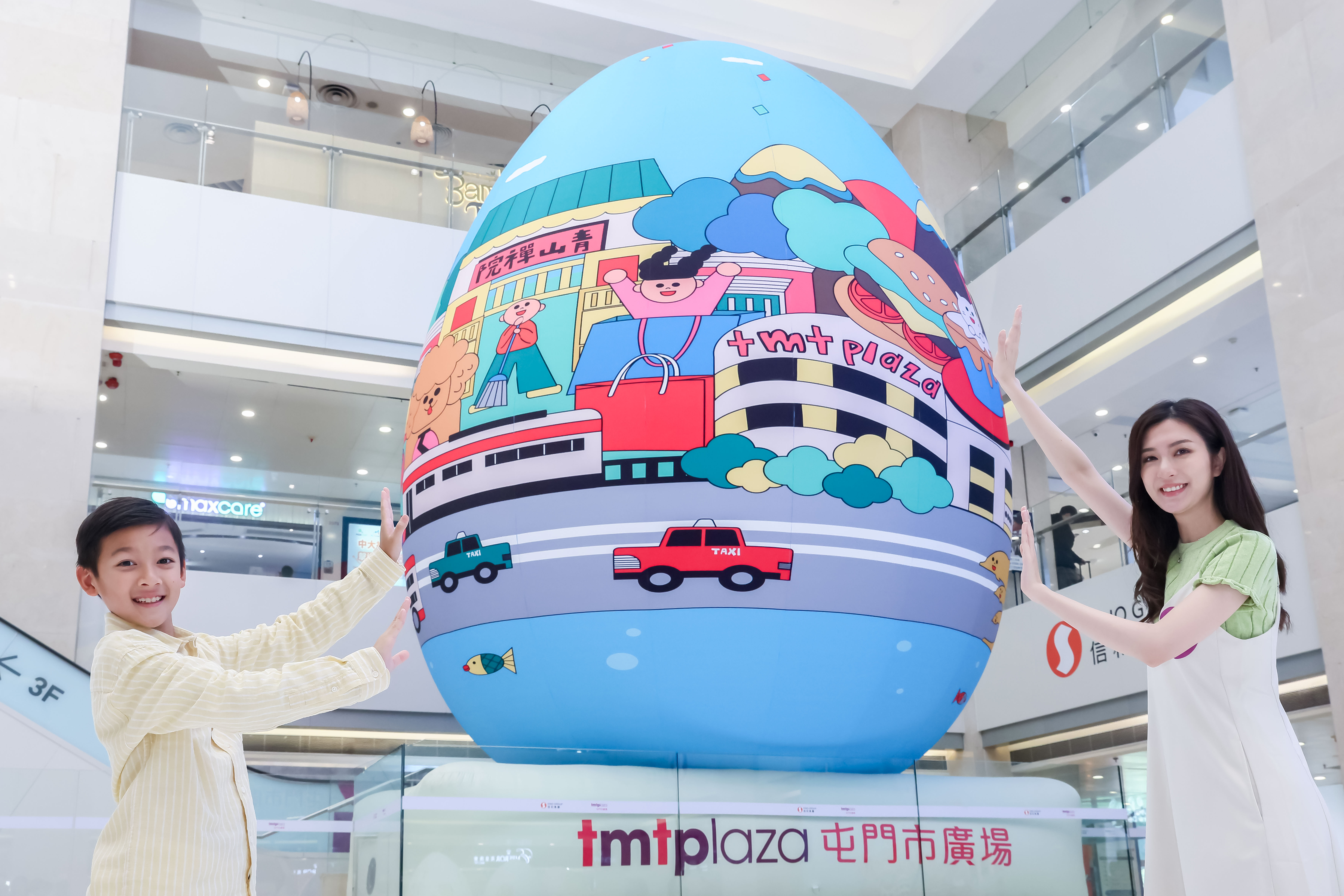 tmtplaza collaborated with illustrator Isabel Tong to combine elements of Tuen Mun with a whimsical and humorous style, creating a 7-meter tall inflatable Easter egg to spread joy during the festival.