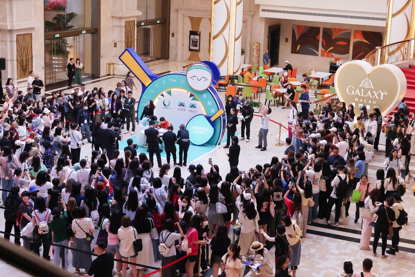 During the event, several autograph sessions were held at the East Square of Galaxy Macau, where the world’s leading table tennis players were invited to interact with and present autographs to table tennis enthusiasts, creating a lively atmosphere.