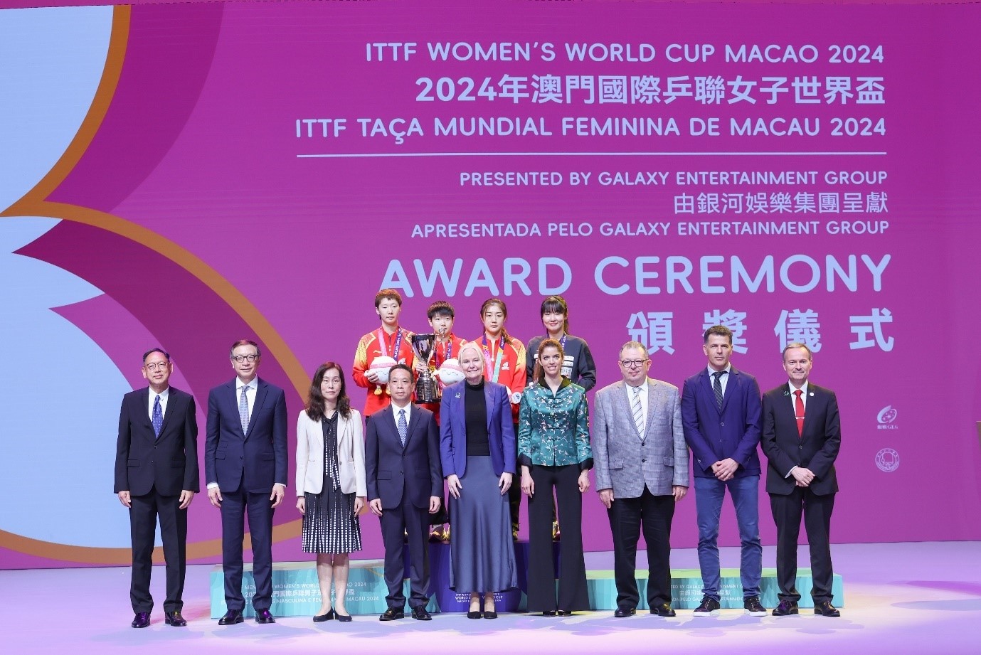 The officiating guests presented the awards to and took a photo with the ITTF Women’s World Cup champion, silver medalist and bronze medalist.
