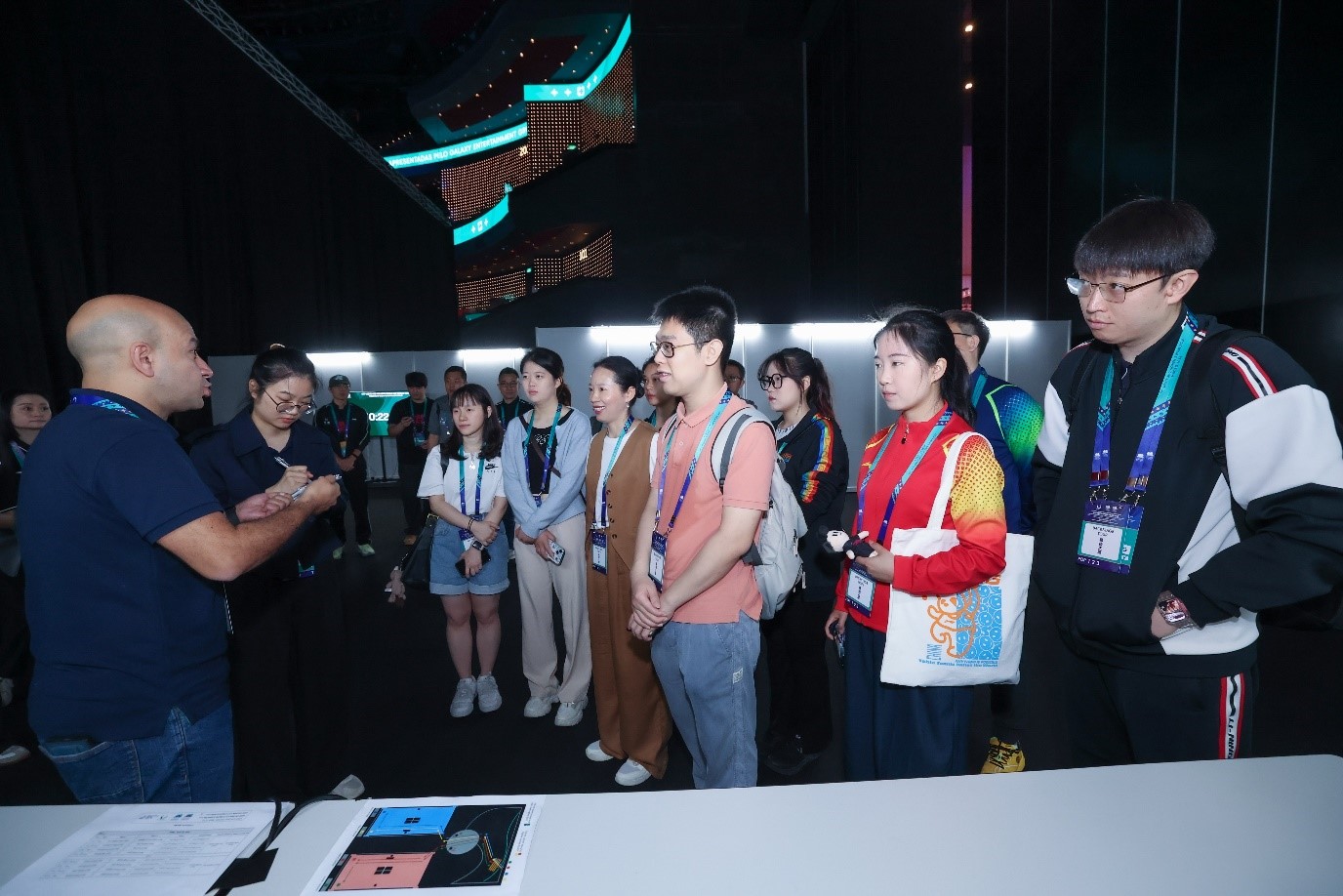 GEG invited students from the Macao University of Tourism to join the “Backstage Tour” activity, in which the students paid attention to the staff's introduction to the settings and functions of various work areas behind the major sports event.
