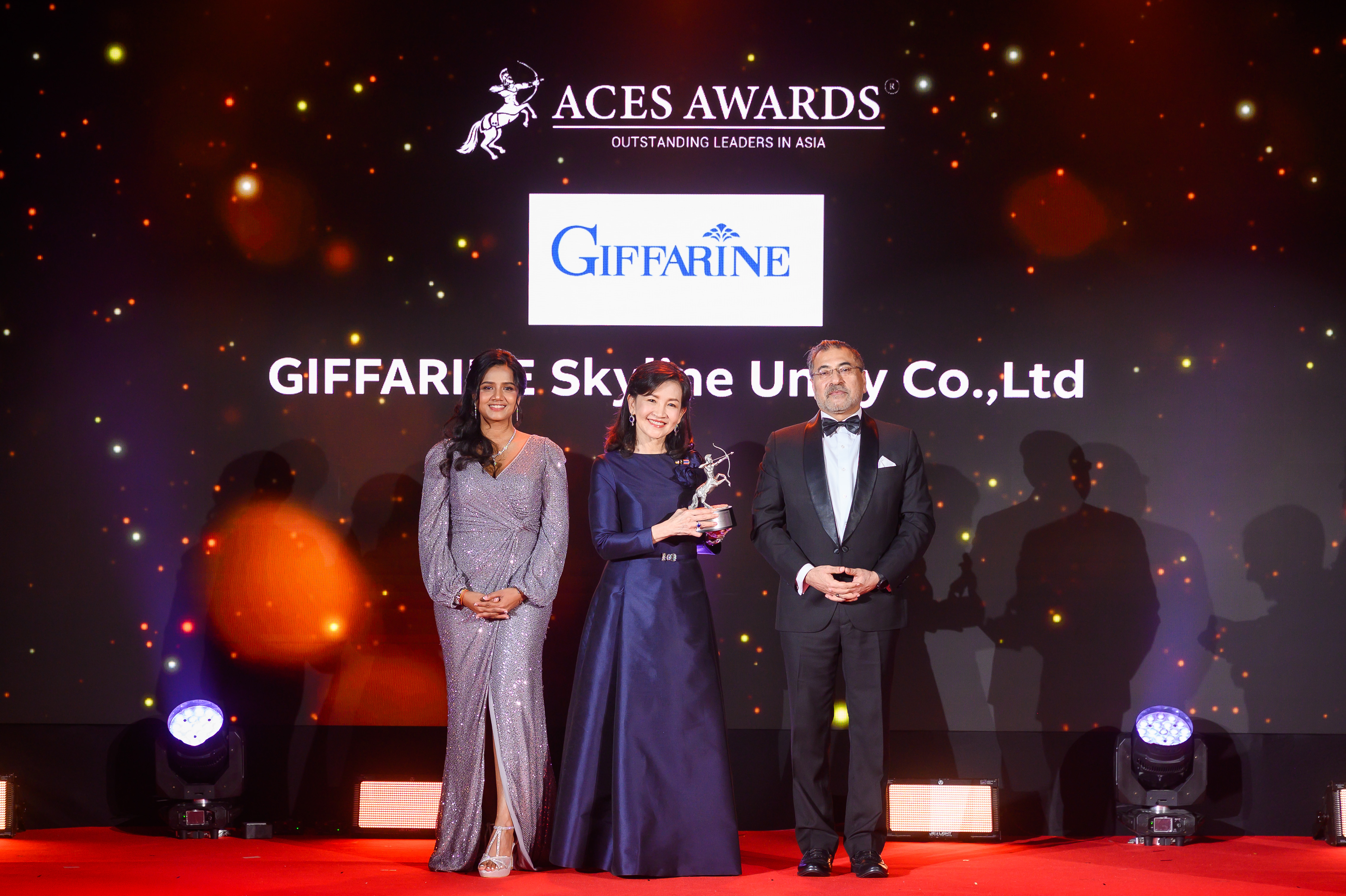 Dr. Nalinee Paiboon, President of GIFFARINE Skyline Unity Co., Ltd, proudly accepts the Outstanding Leaders in Asia award at the prestigious ACES Awards 2024. The award was presented by Dr. Shanggari Balakrishnan, President of the ACES Awards (left), and Hemant Batra, Chairman of the ACES Council (right), honouring her exceptional leadership and transformative contributions to the industry.