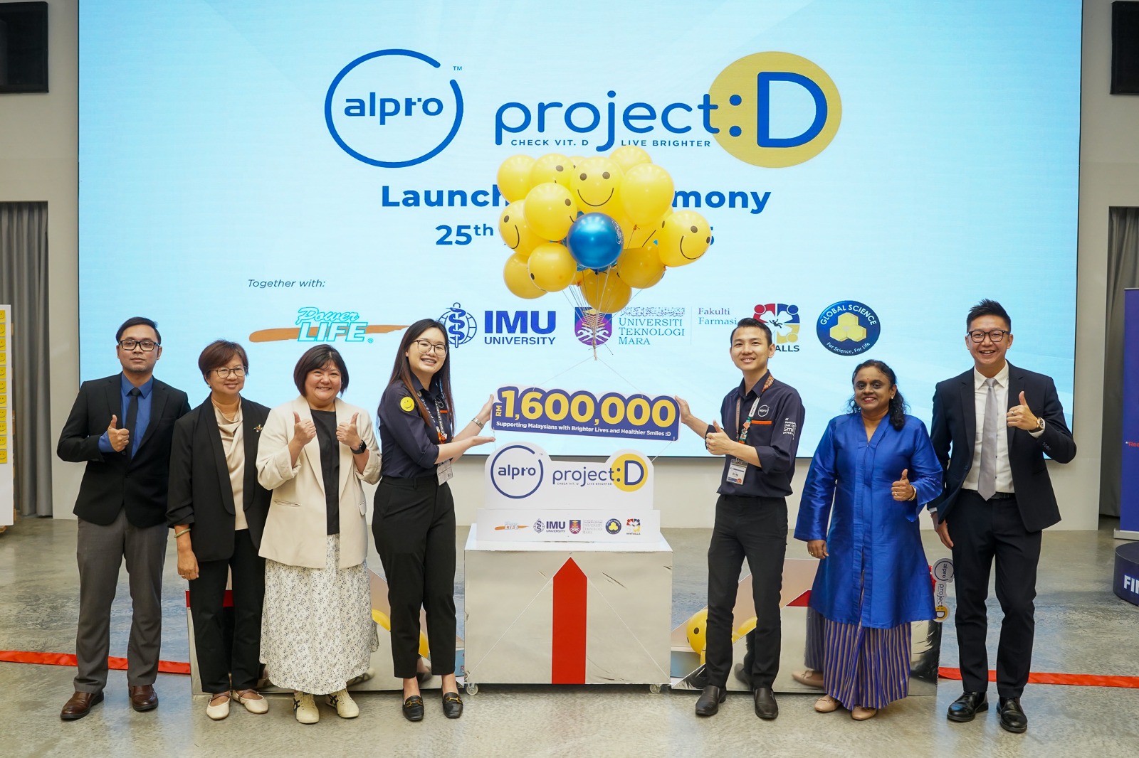 (From Left: Assoc. Prof. Dr. Mohd Shahezwan Abd Wahab (Project leader and Deputy Dean of Research and Innovation, UiTM); Prof. Winnie Chee Siew Swee (Professor, Nutrition & Dietetics, IMU University; Director, Institute of Research, Development and Innovation, IRDI); Ms Elsie Low (General Manager of Powerlife Malaysia); Pharmacist Ng Yi Ling (Professional Care & Development Manager, Alpro Pharmacy); Dr. Ng Ming Lee (Medical Director, Alpro Clinic); Dr Nagammai Thiagarajan (Vice President, Malaysian Falls Prevention Network, MyFalls); Mr. Too Jia Leong (Managing Director, Global Science)