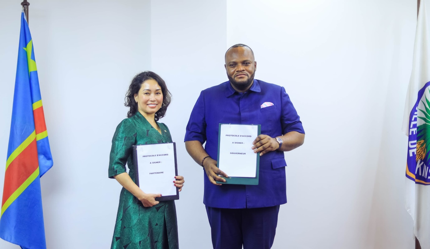 Mr. Daniel Bumba Lubaki, Governor of Kinshasa and Ms. Le Thi Thu Thuy, Vice Chairwoman of Vingroup at the MOU signing event