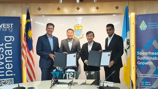 (From left to right): Mark Brosius, Executive Vice President, Chief Manufacturing and Supply Chain Officer, Intuitive, YB Sim, Deputy Minister of Investment, Trade and Industry, Malaysia; the Right Honourable Chow Kon Yew, Chief Minister of Penang and Dato