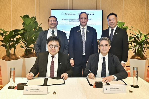 Karpowership and Seatrium mark the announcement of the Memorandum of Understanding (MoU) to Jointly Develop Floating Power Solutions and Digital Infrastructure.   From left to right – Orhan Remzi Karadeniz, CEO of Karpowership, Mr. Stephen Lu, Chief Financial Officer, Seatrium, Dr. Tan See Leng, Singapore’s Minister for Energy, Trade and Industry (Energy and Industry), Mr. Tolga Bayav, Commercial Director, Southeast Asia, Karpowership,  Chris Ong, CEO of Seatrium.   Photo Credit: Seatrium