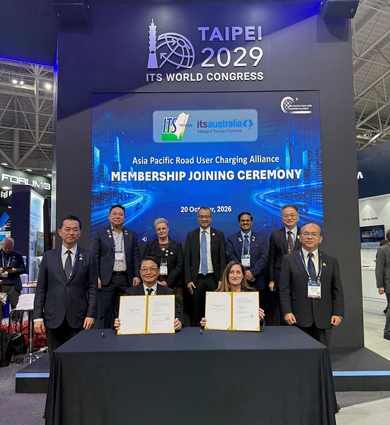 ITS Australia officially joined the Asia-Pacific Road User Charging Alliance on October 20 during the ITS World Congress, becoming the Alliance’s seventh member association. The agreement was signed by Philip Tseng, President of ITS Taiwan, and Susan Harris, CEO of ITS Australia.